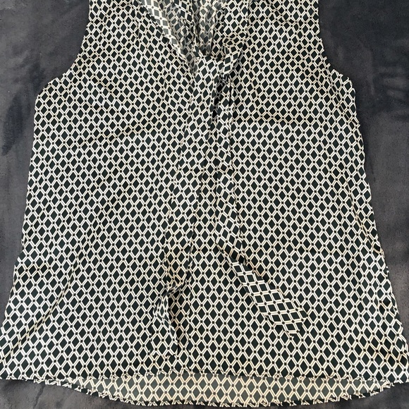 Sleeveless silk blouse V-neck and tie - Picture 3 of 6